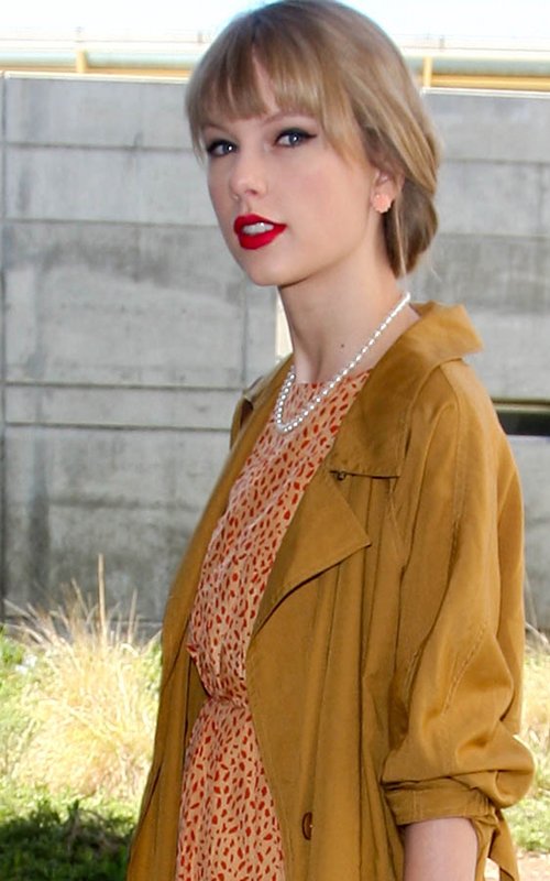 Taylor Swift's Airport Fashion: The Perfect Complement to Her Flawless Beauty