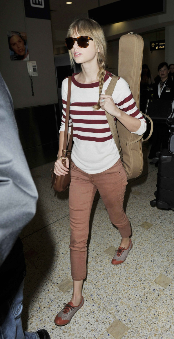 Taylor Swift's Airport Fashion: The Perfect Complement to Her Flawless Beauty